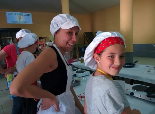 Dos guapas cocineras durante la preparaci&oacute;n del plato