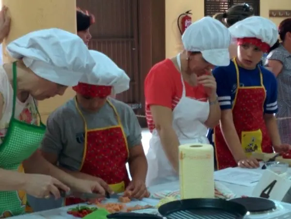 Dos jovenes cocineros y sus mentoras