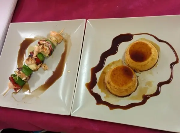 Flan casero y brocheta de salmon