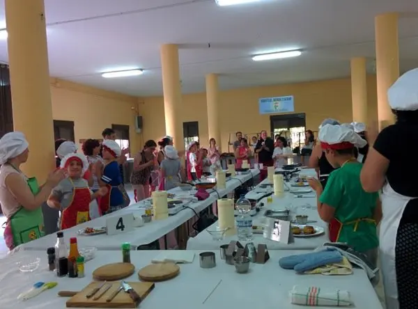 Imagen general de la mesa de cocina en Master Chef Junior, de Perales del Puerto