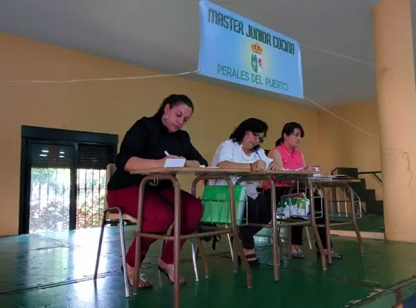 Las cocineras toman notas sobre las propuestas culinarias