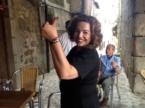 Mili Cano, directora de Us Arcus, atiende la terraza durante la XXXII Reuni&oacute;n de mayores en San Mart&iacute;n