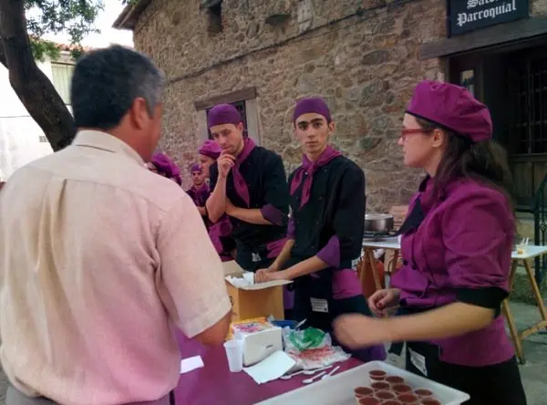 Carlos Garcia Casillas proximo alcalde ma&ntilde;ego degusta el pastel de zanahoria