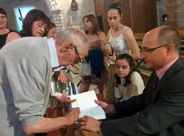 Domingo Frades firma un ejemplar a Jos&eacute; Herrero Noguera, de la Promotora Espa&ntilde;ola de Ling&uuml;&iacute;stica
