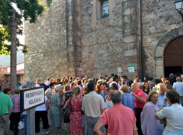 El numeroso publico tras la presentacion