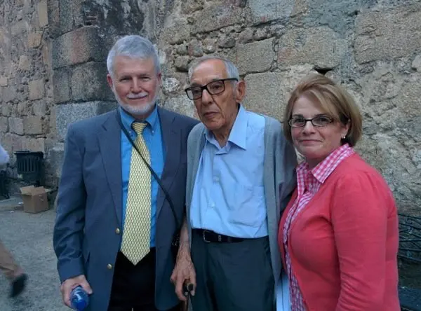 Domingo Frades entre John Pearson y su esposa