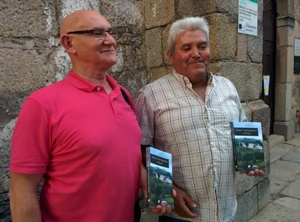 El presidente de Adisgata Angel Garcia y el alcalde de Eljas Antonio Bellanco con el libro en Fala