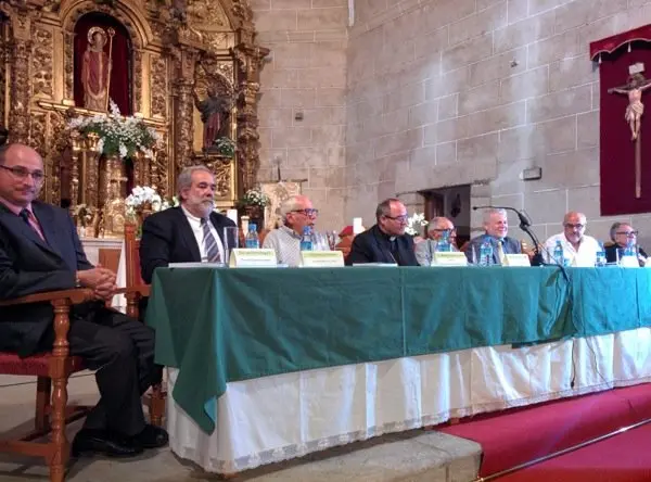 Miembros en la mesa de presentacion