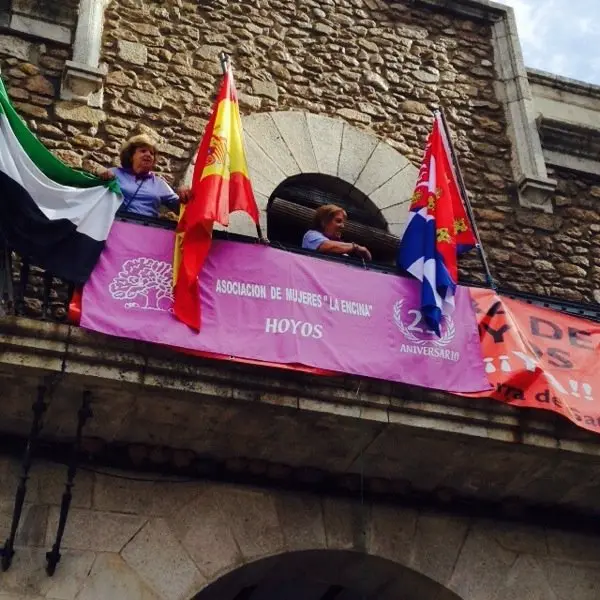 La presidenta coloca el cartel en el ayuntamiento