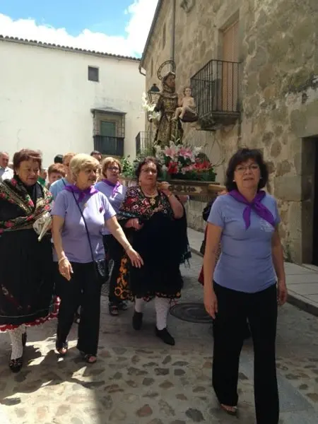 Las mujeres procesionan con San Antonio