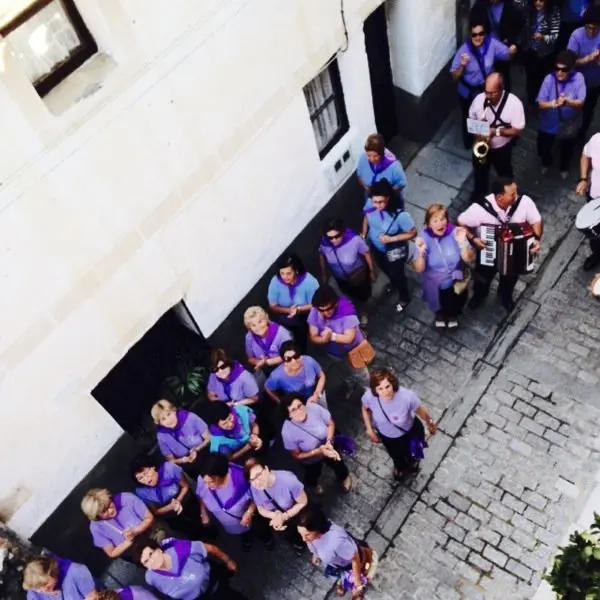 Las mujeres saludan a la c&aacute;mara de Mari