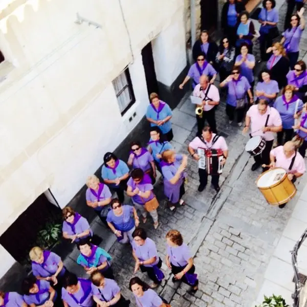 Un momento del pasacalles morado