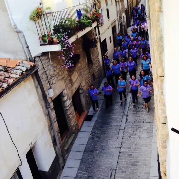 La encina de pasacalles con la charanga Santubalpuntocom
