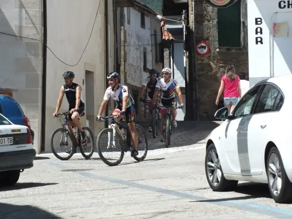 Participantes en la II Quedada BTT Las Callejas de Hoyos. CHEMA HERN&Aacute;NDEZ
