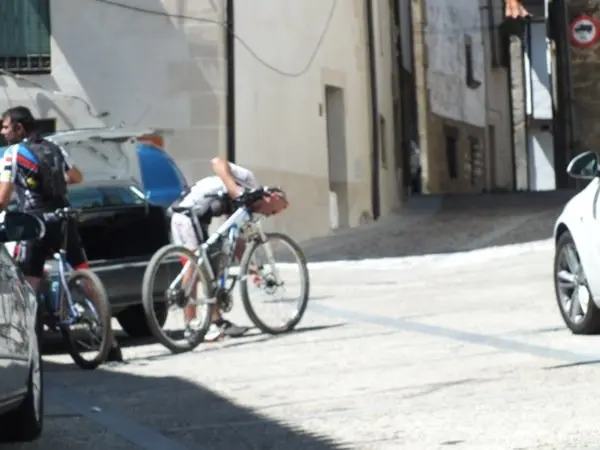 Ajustes en las bicicletas durante II Quedada BTT Las Callejas de Hoyos. CHEMA HERN&Aacute;NDEZ