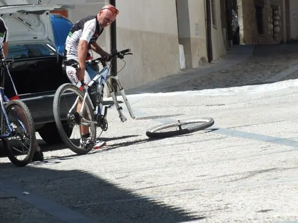 Cambio de rueda en la II quedada BTT Las Callejas, de Hoyos. CHEMA HERN&Aacute;NDEZ