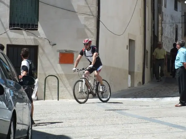 Ciclista en la II Quedada BTT Las Callejas de Hoyos. CHEMA HERN&Aacute;NDEZ
