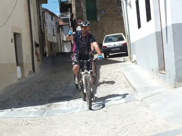 Pedaleando por el caso hist&oacute;rico de Hoyos en la II quedada BTT Las Callejas. CHEMA HERN&Aacute;NDEZ