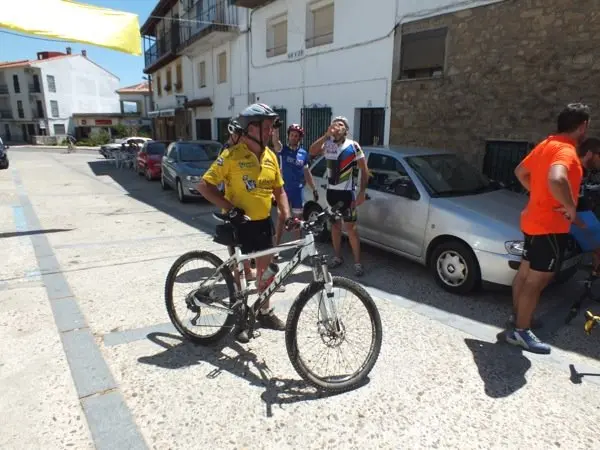 Participantes en la II Quedada BTT Las Callejas de Hoyos. CHEMA HERN&Aacute;NDEZ