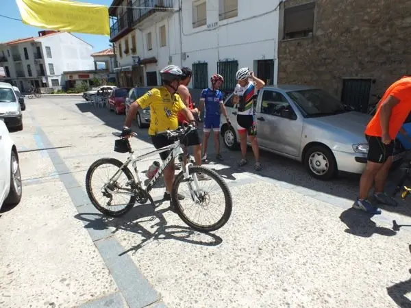 Participantes en la II Quedada BTT Las Callejas de Hoyos. CHEMA HERN&Aacute;NDEZ