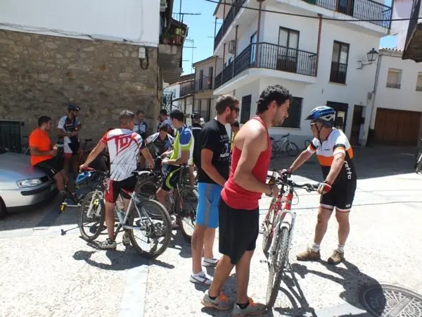 Participantes en la II Quedada BTT Las Callejas de Hoyos. CHEMA HERN&Aacute;NDEZ