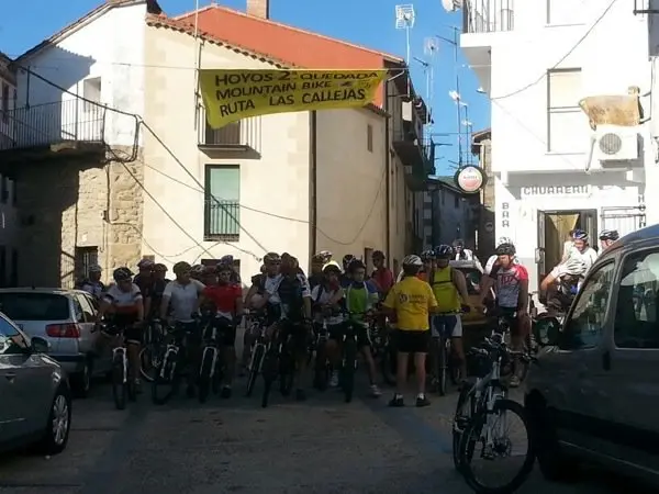 Participantes en la II Quedada BTT Las Callejas, de Hoyos. CHEMA HERN&Aacute;NDEZ