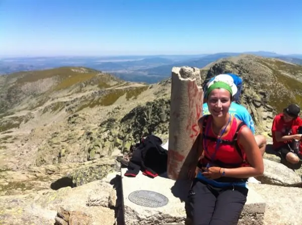 Una sonrisa en la cumbre. III ruta 14 Dosmil del Club Valcorchero. IMAGEN CEDIDA POR ANG&Eacute;LICA MONTEJO