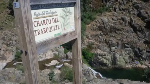 En el Charco del Trabuquete durante la tercera edici&oacute;n de los 14 Dosmil, organizada por el Club Valcorchero. IMAGEN CEDIDA POR ANG&Eacute;LICA MONTEJO