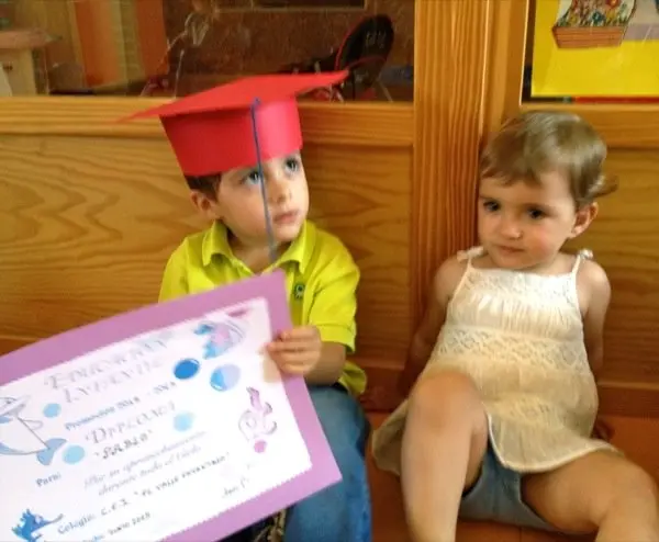 Pablo muestra su diploma junto a su compa&ntilde;era