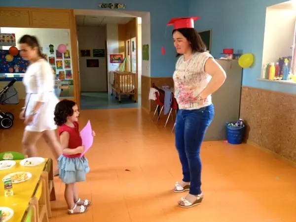 Daniela rie al ver bailar a Vega
