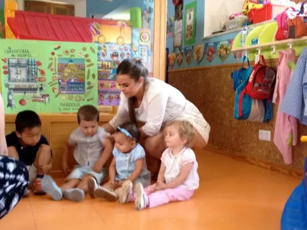 Marta coloca a los estudiantes para la foto de familia