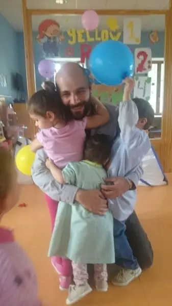 Los ni&ntilde;os abrazan a Oscar Ant&uacute;nez en su despedida