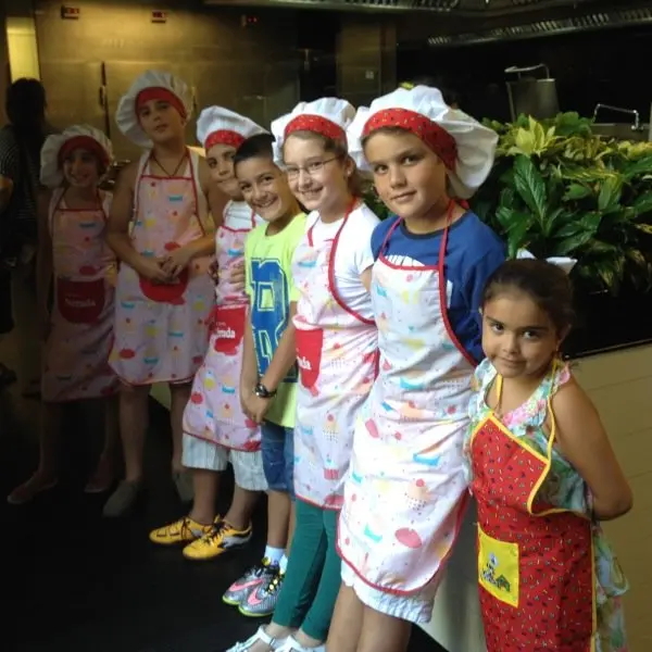 La peque&ntilde;a Pilar inicia la fila de cocineros