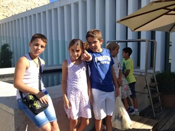 Javier con Erika y Jaime en la piscina