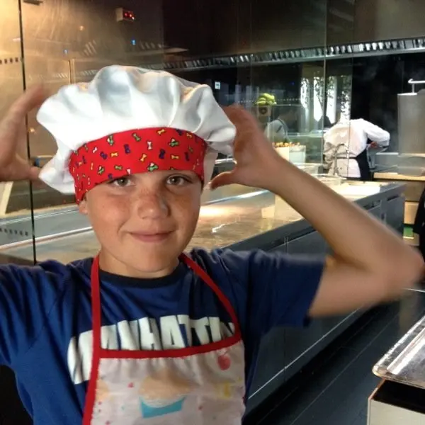 Jaime prepara su gorro de cocinero en la cocina de Atrio