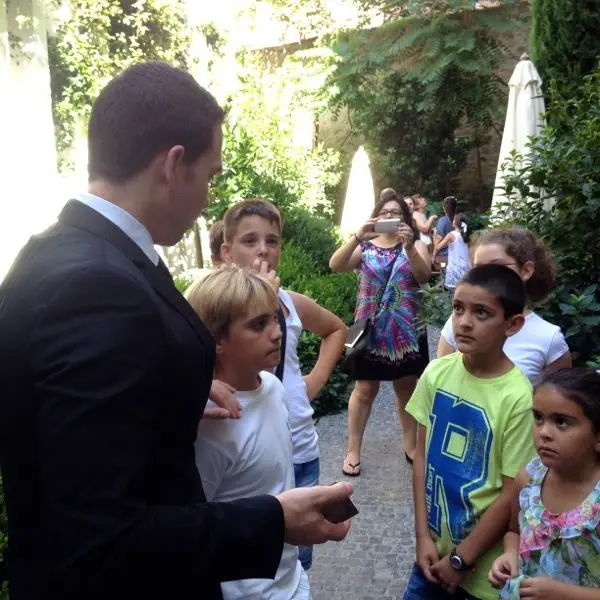 Pedro Enrique Gritti contesta las preguntas de los ni&ntilde;os