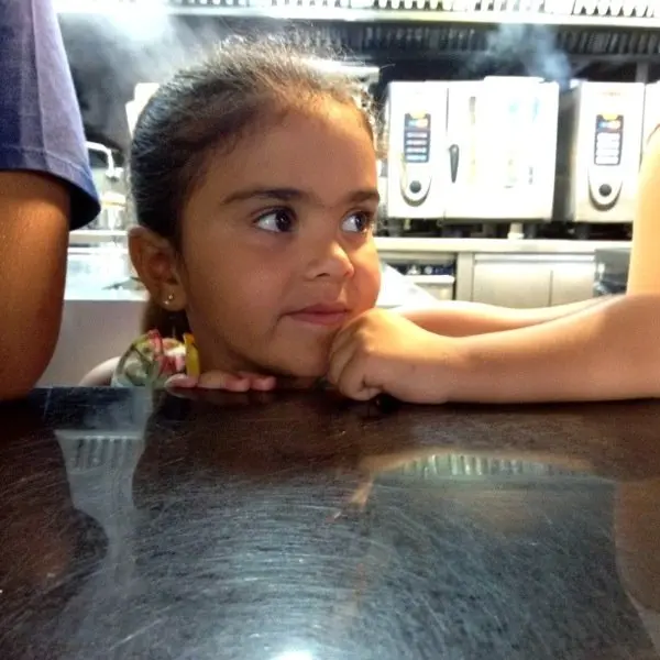 Pilar tras el mostrador en la cocina de Atrio
