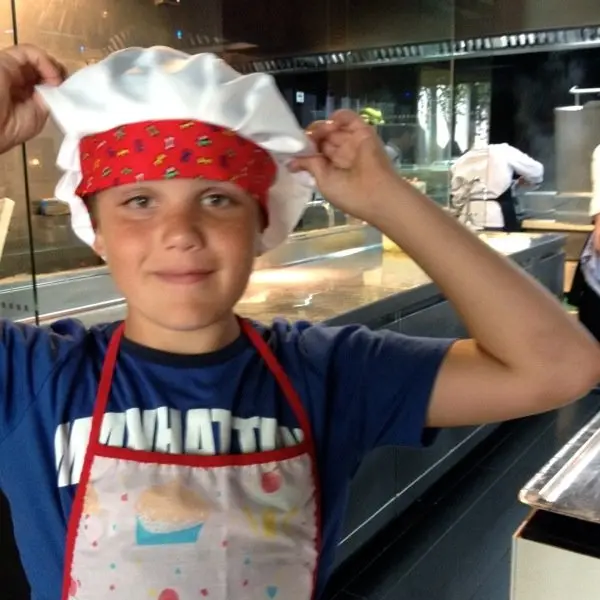 Una imagen simp&aacute;tica del joven Jaime en la cocina