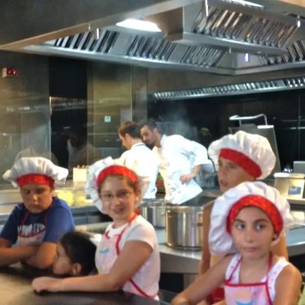 El equipo de To&ntilde;o P&eacute;rez prepara la jornada tras nuestros cocineros