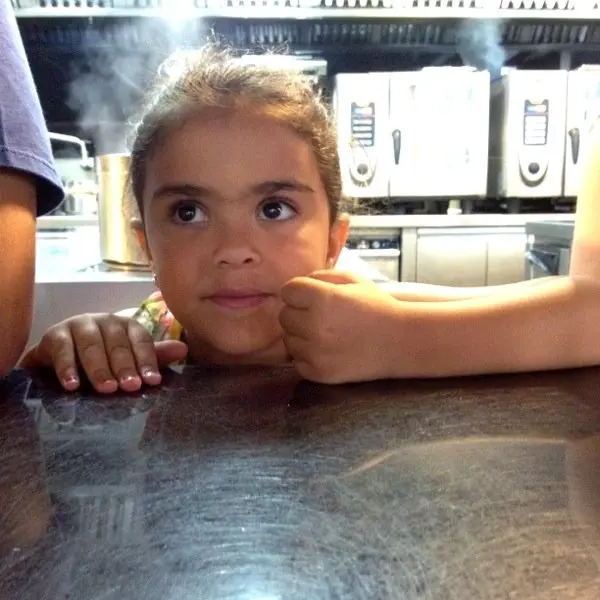 Pilar sonr&iacute;e en zona de cocina