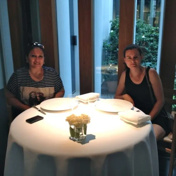 Disfrutando en la mesa del restaurante