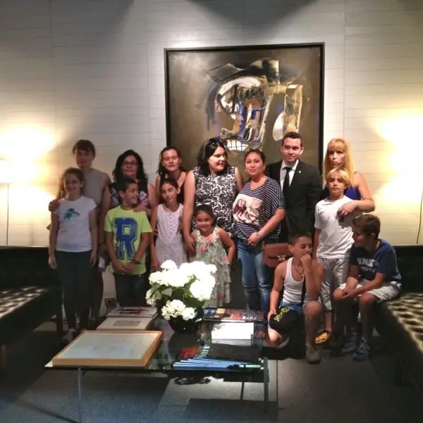 Las familias tras la visita posan con su gu&iacute;a