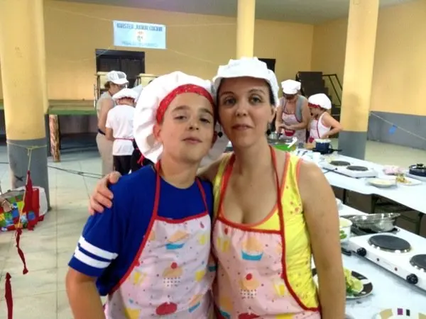 Pareja de cocineros en una pausa posan para el Digital de la Sierra de Gata