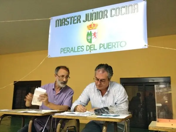 El maestro Rafael Gir&oacute;n junto al doctor Juan Carlos Parra, participantes muy activos en el programa Master Junior Cocina de Perales del Puerto