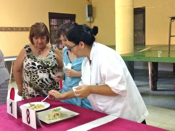 La cocinera Montse Morientes probando una crema de puerros y una merluza rellena con gambas