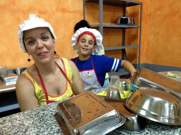 Madre e hijo recogiendo tras preparar sus platos en el programa Master Junior Cocina de Perales del Puerto