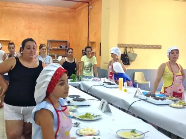 Vista parcial de la zona de trabajo de los ocho cocineros