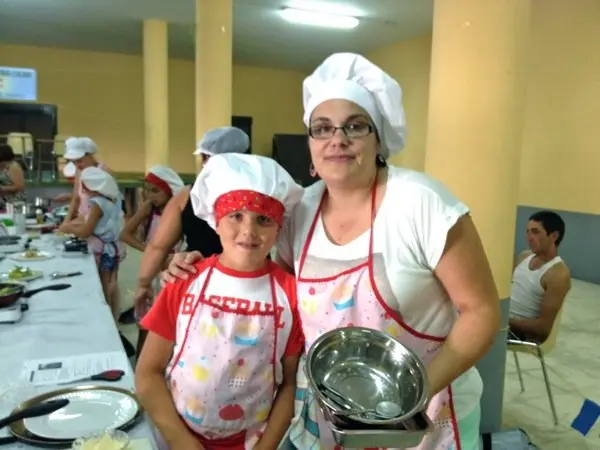 Yolanda Vidal con su hijo durante la preparaci&oacute;n de una rica merluza