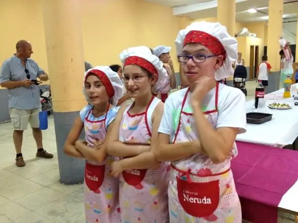 ilsa entre &Eacute;rika y Ra&uacute;l antes de la entrega de diplomas
