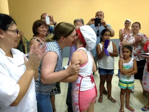 Ilsa recibe de Modesta Chorro su diploma 